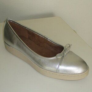 Clarks Artisan Womens Silver Flat Loafer NWOB - Size 7.5M